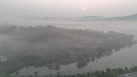 沂河源田园综合体 晨雾中的汇泉桃花岛