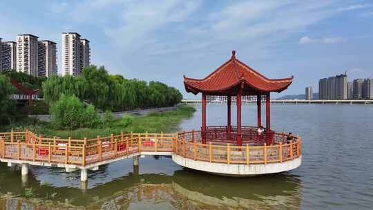 城市天际线楼房居住生态环境河流天空