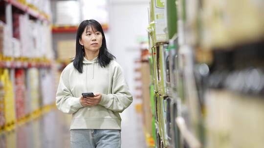 年轻女性在超市里选购货物