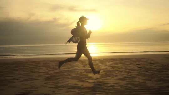 一名女子在海滩上跑步视频素材模板下载