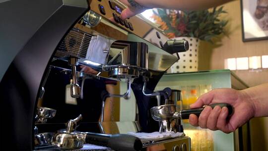 咖啡机制作咖啡过程特写