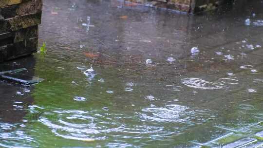 城市马路道路下雨天雨水雨滴大自然风景风光