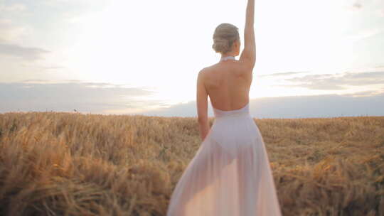 女人在广阔的田野中跳舞，旭日东升