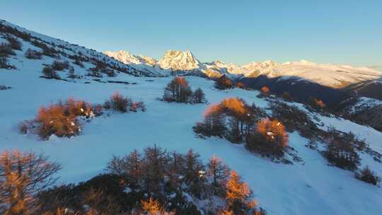 航拍雪山日照金山