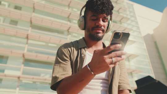 耳机，坐着，看，电话