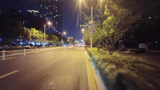 夜晚马路行驶空镜头