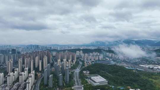 云雾笼罩下的城市鸟瞰全景