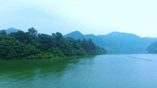 河流 水域 青山绿色 蓝天白云