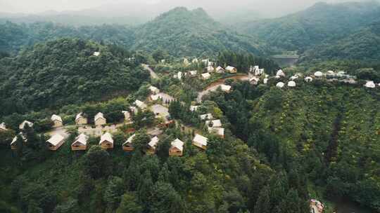 森林大山里露营帐篷群俯视航拍
