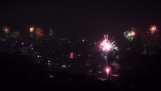 春节农村烟花燃放烟火夜晚看烟花实拍视频