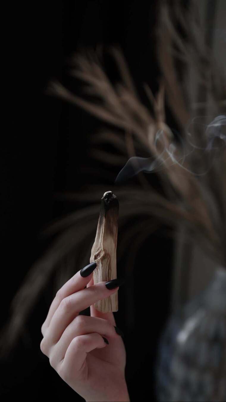 一个拿着烧焦木头的人