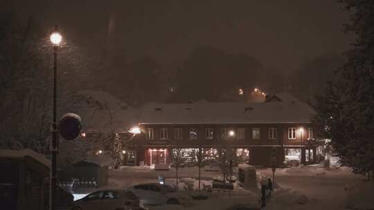 挪威特罗赫姆圣诞节城市街道大雪夜晚风光