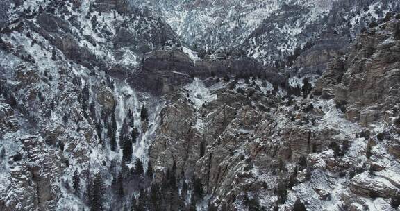 美丽的美国福克峡谷冬季景观，上升的空中拍