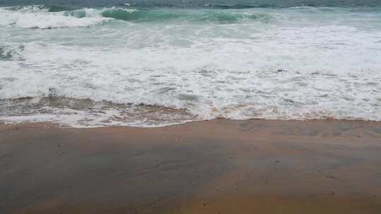 泰国普吉岛海水冲刷沙滩溅起浪花特写镜头