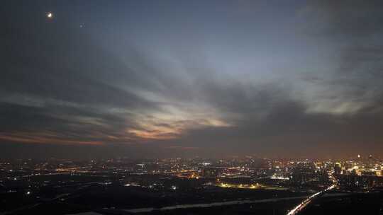 暮色下灯火辉煌的城市夜景