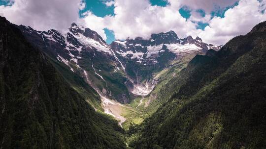 雨崩大气雪山森林航拍延时4k