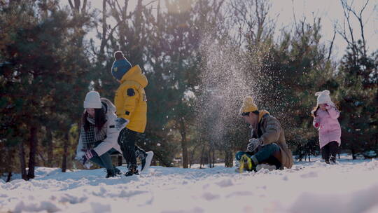 快乐家庭在雪地里玩耍