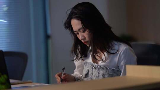 夜晚女性加班劳累