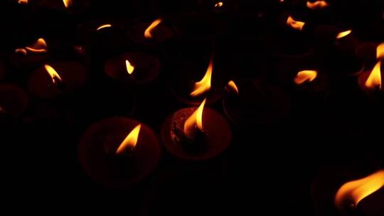 在黑暗中点燃的蜡烛
