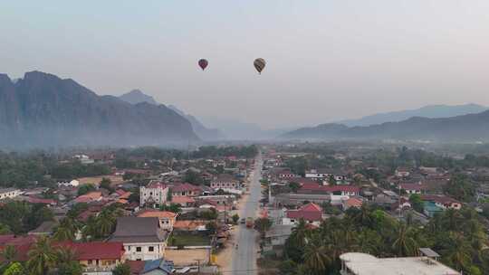 老挝万荣早晨升空的热气球运动视频素材模板下载