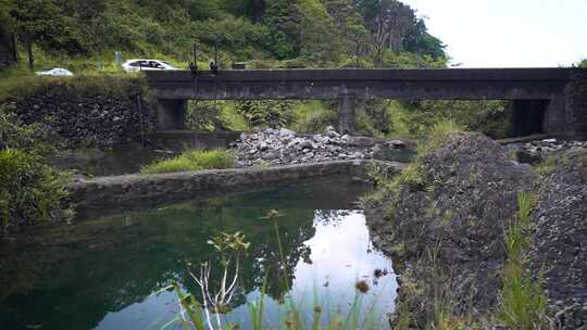 通往毛伊岛哈纳的道路充满了瀑布、引人注目