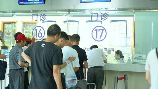 医院走廊等待就诊看病人多就医看病患者