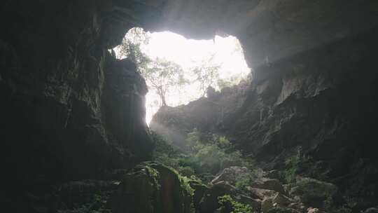 太阳光射入喀斯特洞穴广西河池都安八仙洞