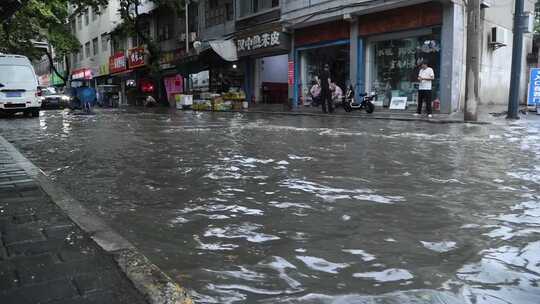 西安突发暴雨路面积水严重