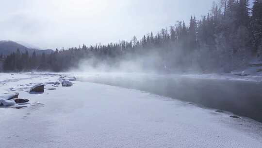 航拍新疆冬季喀纳斯神仙湾晨雾雪山森林雪景