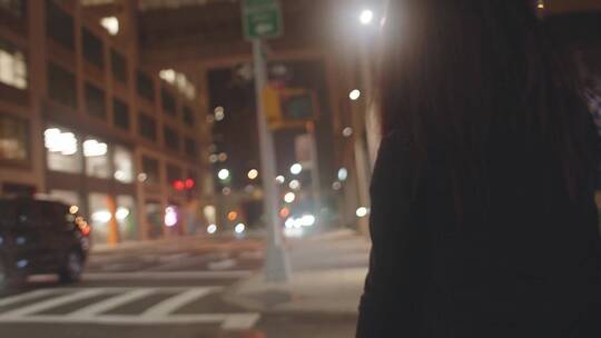 夜晚女人行走在商业街道上视频素材模板下载