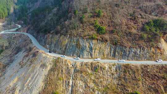 在危险山区公路行驶的车