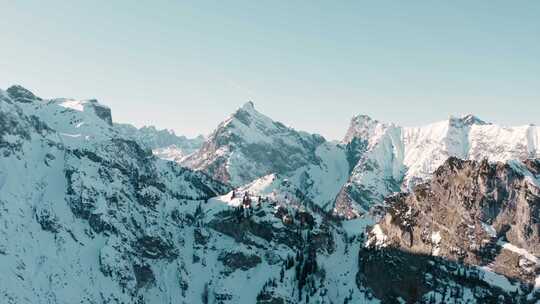 奥地利白雪覆盖的山脉的无人机镜头