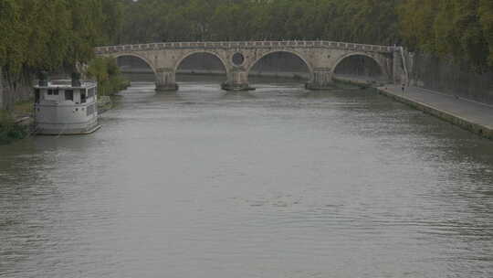 河上的拱桥