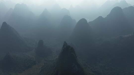 秋天日出时分的桂林喀斯特地貌群山