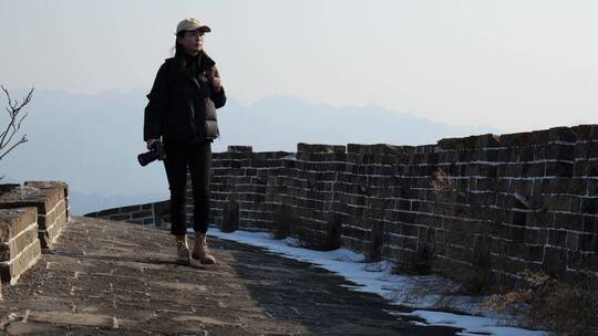 户外旅行者记录长城风景