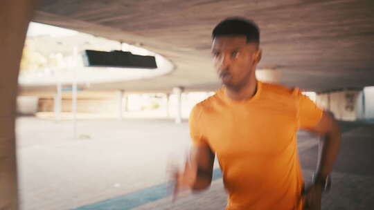 黑人，白天在城市健身跑步，锻炼或户外有氧