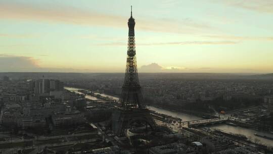 巴黎埃菲尔铁塔的全景航拍视频素材模板下载