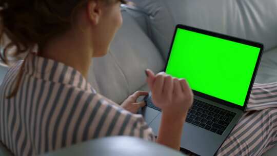 绿屏，笔记本电脑，女人，睡衣