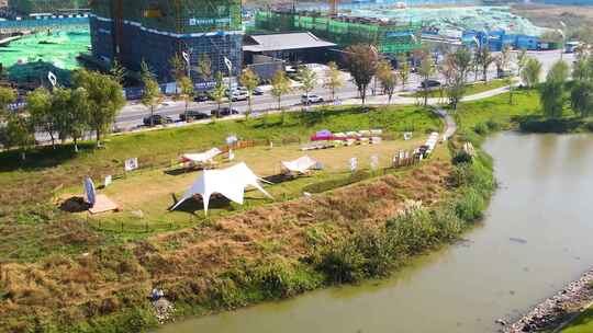 河边草地在建楼盘旁的户外露营场地