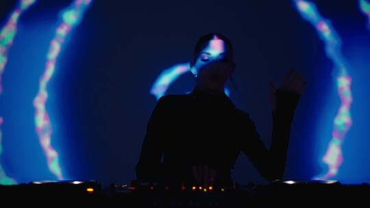 催眠音乐在舞池女人DJ播放曲目和跳舞在黑