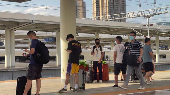 站台等待列车的口罩旅客