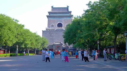 老年人户外练习太极拳的场景