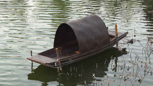 湖面渔船木船北京温榆河公园