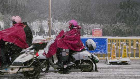 大雪中等待绿灯的电动车