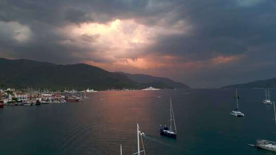 土耳其超级游艇暴风雨天空