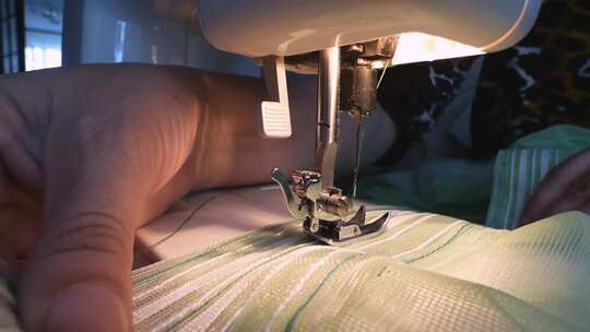 缝纫机缝补衣服 (1)