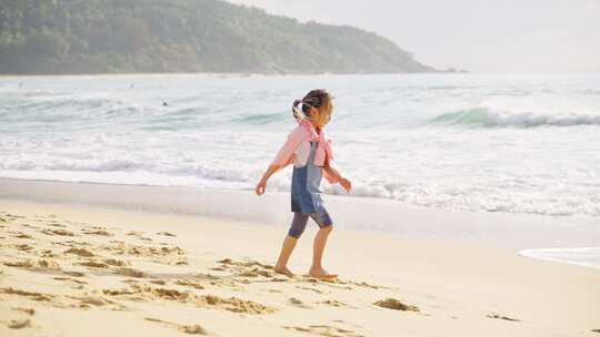 快乐小孩在万宁石梅湾海滩奔跑慢镜头