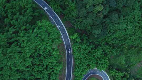 汽车行驶在空旷的盘山公路上