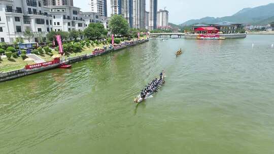 城市河道龙舟比赛场景