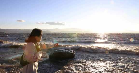 （慢镜头）大理洱海日出美女喂海鸥唯美镜头